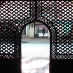 Кованые ворота с геометрическим рисунком хорошо сочетаются с любым архитектурным стилем