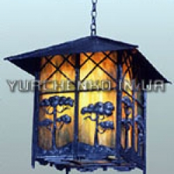 Изящный стилизованный фонарь с коваными растительными элементами