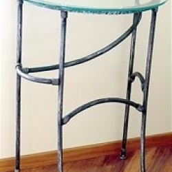 Изящный кованый столик, легко вписывается в дизайн ванной комнаты