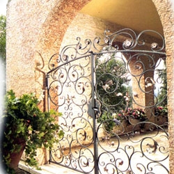 Кованые ворота с использованием барочных элементов